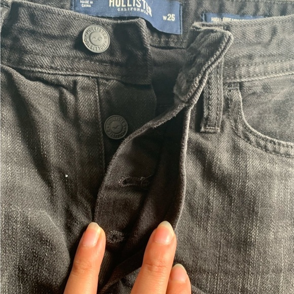 🖤 Hollister Black Distressed Jean Shorts - High Rise Mom Short, Size 25 (1) - Picture 4 of 5